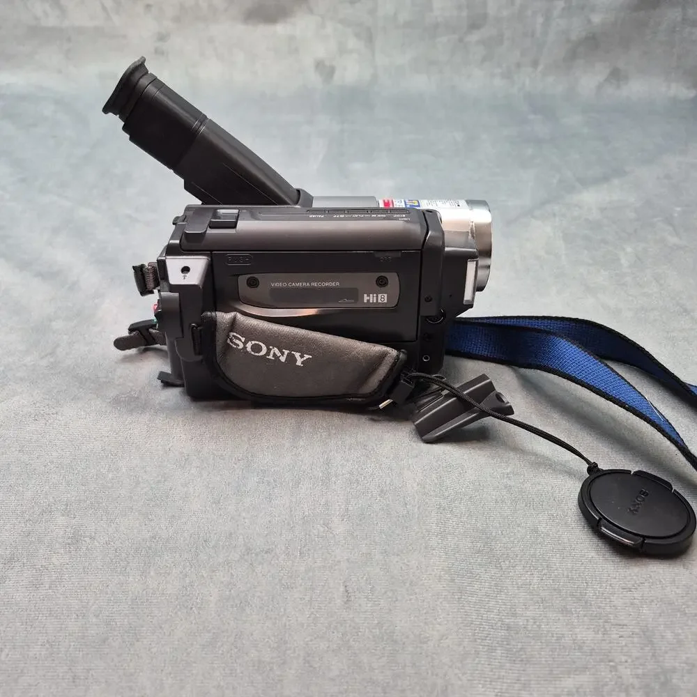 Sony CCD-TRV68 Handycam NTSC Video Hi8 Camcorder w Charger Bundle - Tested